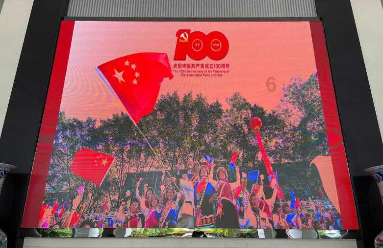 利物浦球迷在克洛普出场时爆发热烈掌声，并在第57秒唱歌致敬