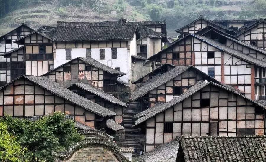 博主指控商场贴旭日旗遭质疑,专家:警惕“流量逻辑”消费民族感情